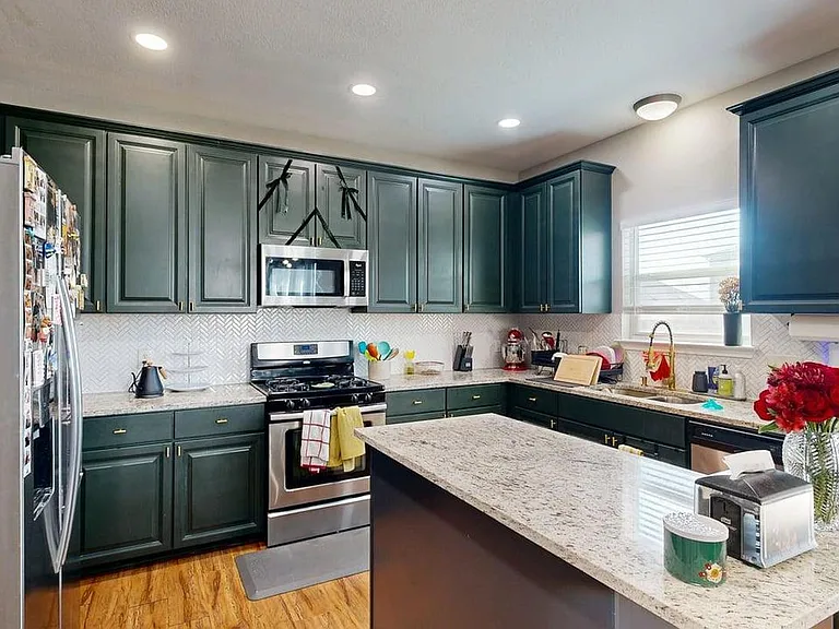 2105 Huxley Ln — Photo 2