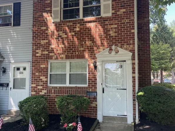 1324 Rolling Glen Dr, Upper Chichester, PA 19061