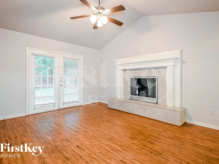 302 Shorewood Dr — Photo 2