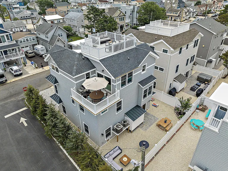 10 E Delaware Ave — Photo 4