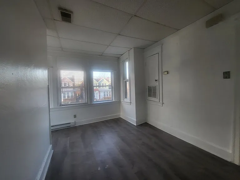 2212 W Liberty St — Photo 3