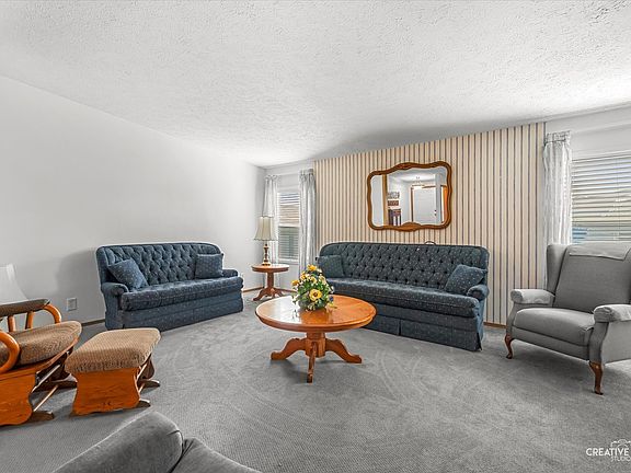 4th image of 225 Meadowlark Ln