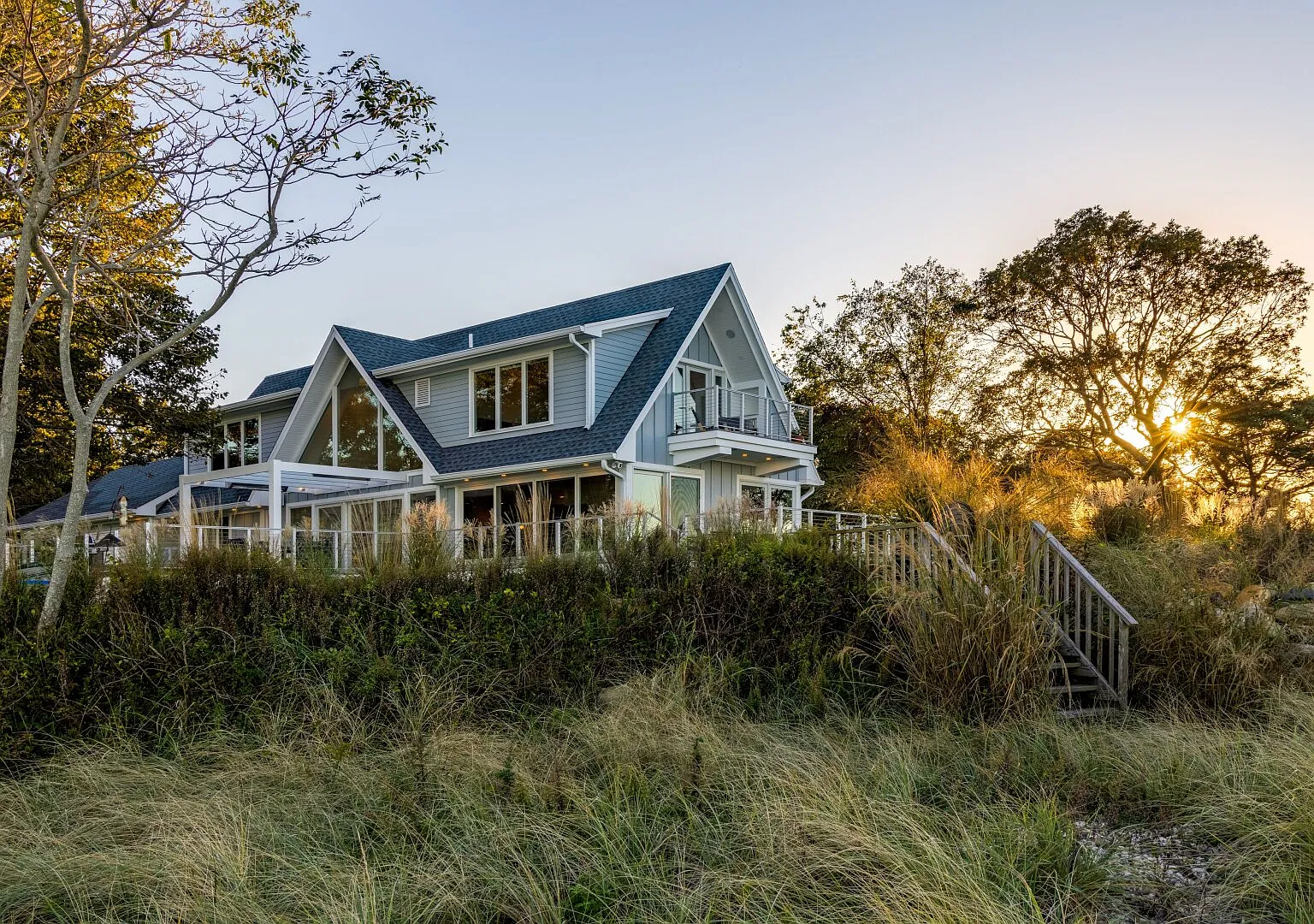 Waterfront Hampton Bays Home, private beach, outdoor deck — Photo 2