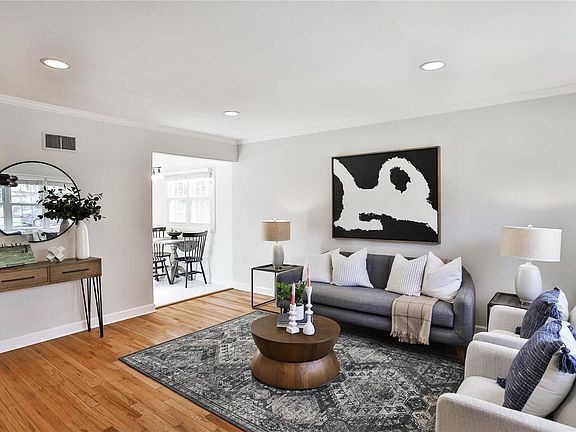 4th image of 1018 Diversey Dr