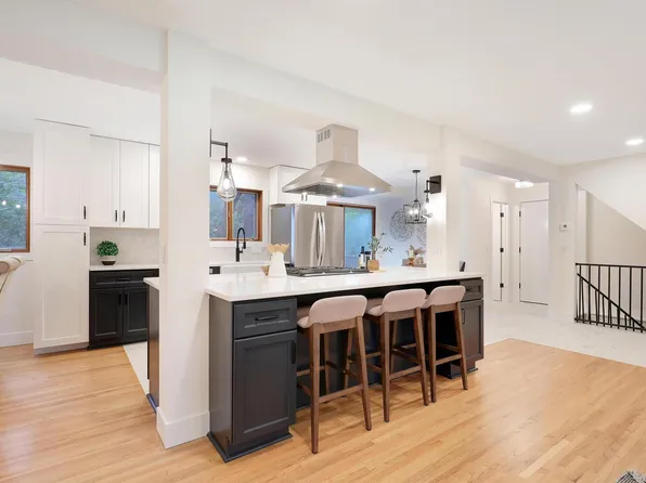 15801 Day Pl, Minnetonka, MN 55345