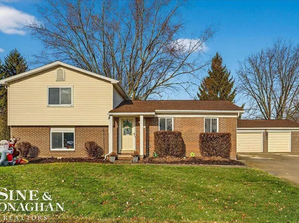 19219 Lloyd St, Clinton Township, MI 48038