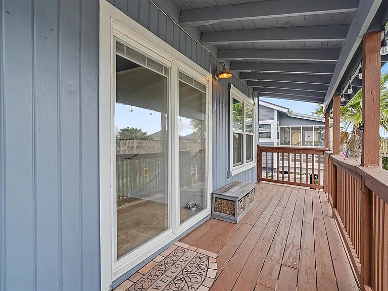 370 Ling St — Photo 2