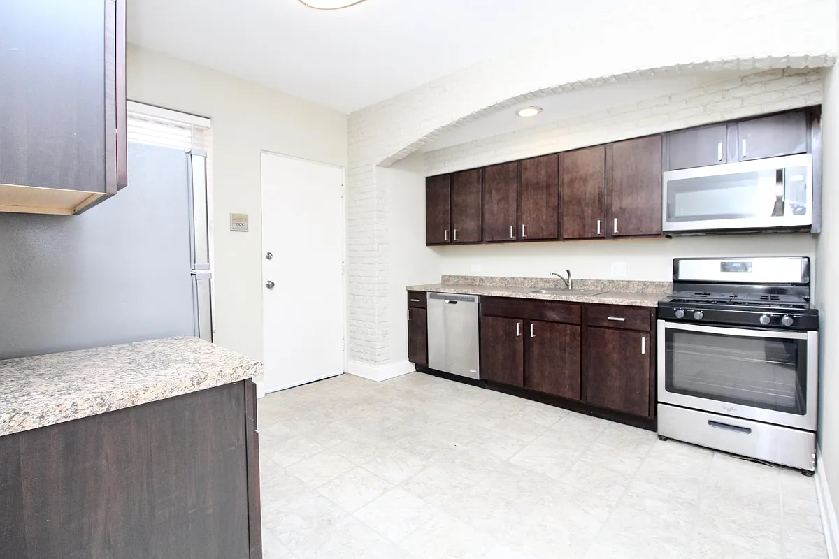 Building Photo - 2858 N Clark St #3