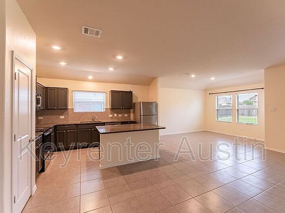 2nd image of 816 Hillrose Dr