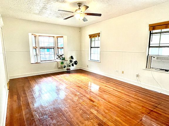 4th image of 223 Sidney St