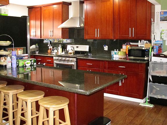 4th image of 258 Highlands Ct