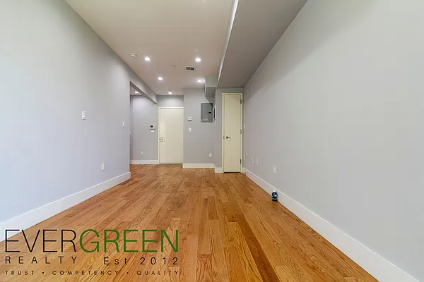 Rented by Evergreen Apartments BK | media 7