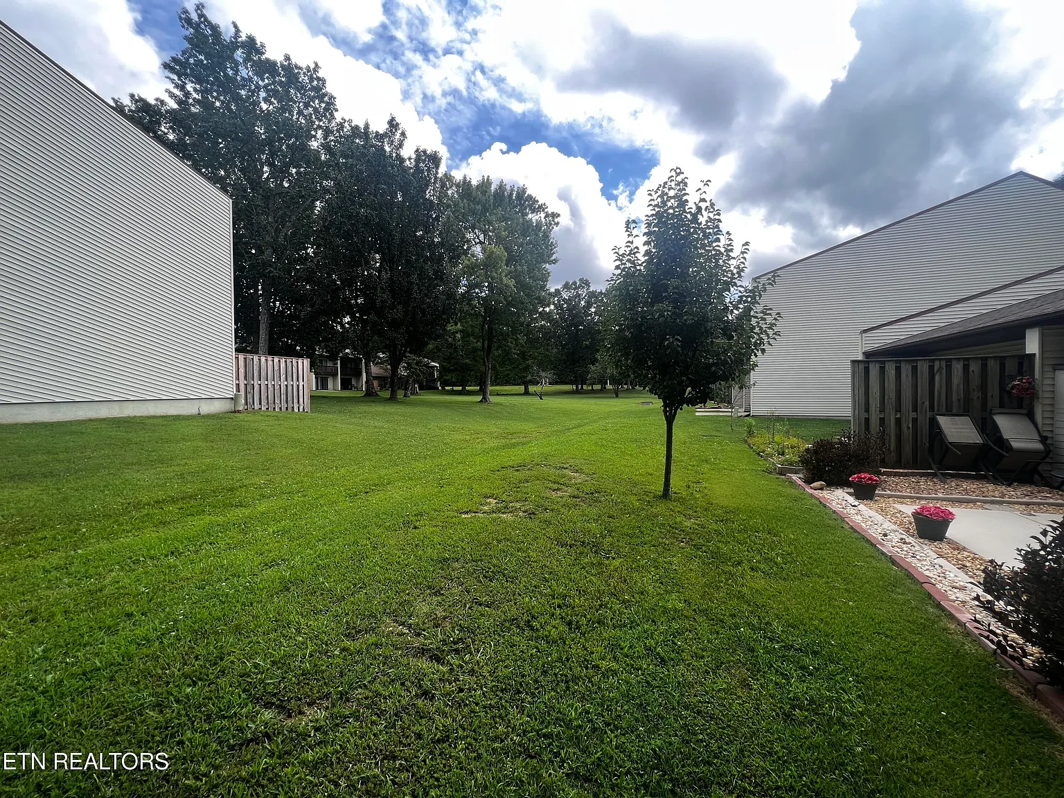2 bed, 1.5 bath, 938 sqft, $1,300 — Photo 3