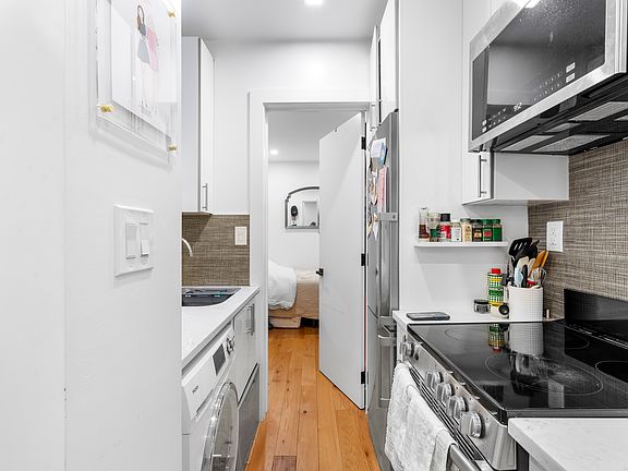 3rd image of 247 Mulberry St APT 14