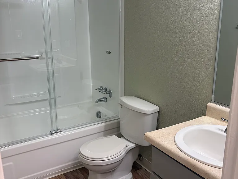 Lincoln Village Apartments — Photo 10