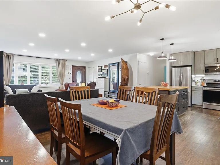 10703 Almond St — Photo 6