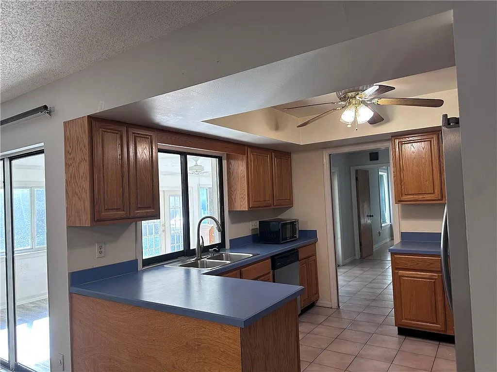 3 bed, 1898 sqft, $2,200 — Photo 3