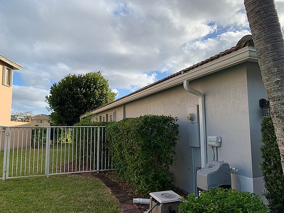2nd image of 6121 Willoughby Cir