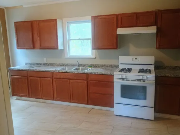 301 E Olive St, Mc Leansboro, IL 62859