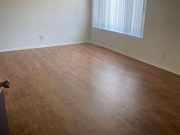 4th image of 18414 Vincennes St #104