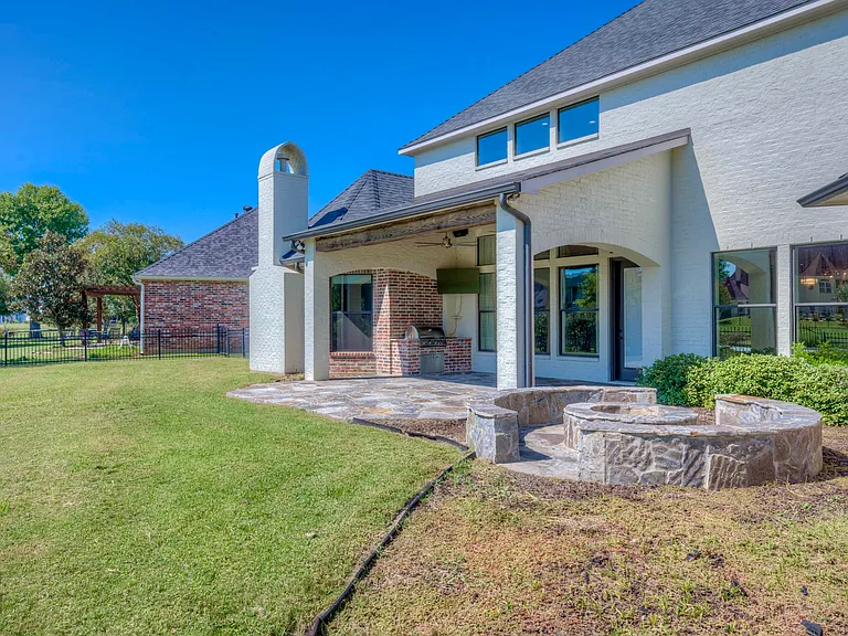 555 Canterbury Ln — Photo 27