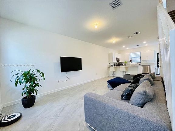 3rd image of 2832 SW 17th Ave #2832