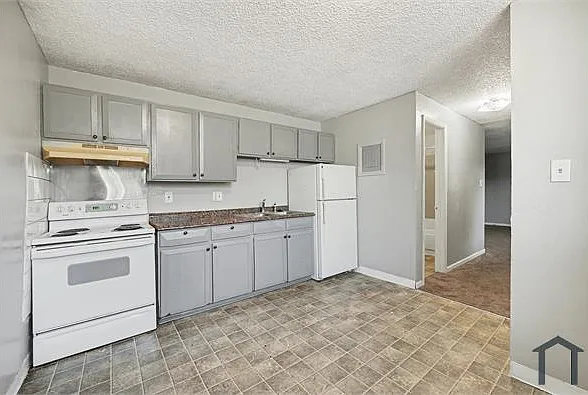 1908 Clinton St #103 — Photo 3