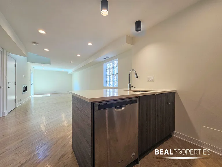 954 W Grace St — Photo 9