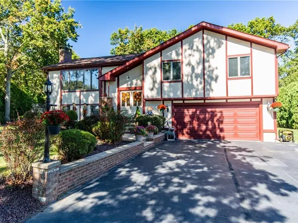 19 Beechnut Dr, Johnston, RI 02919