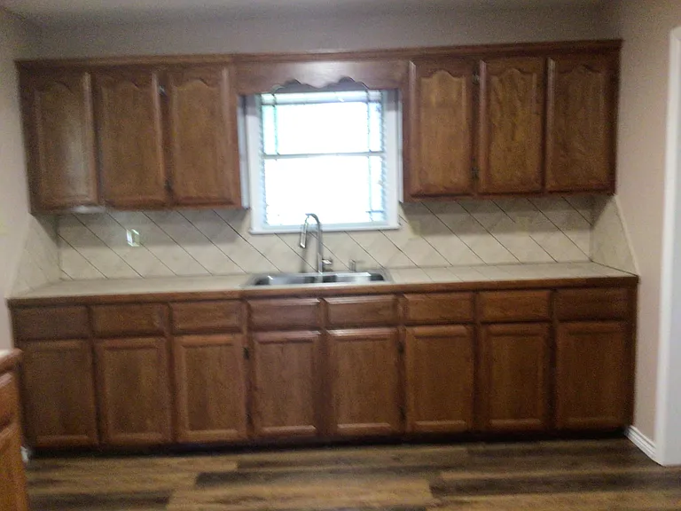 805 Schallert Dr — Photo 6