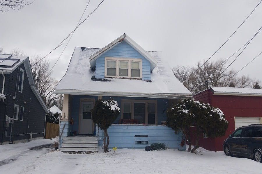1st image of 424 Lake Shore Dr E