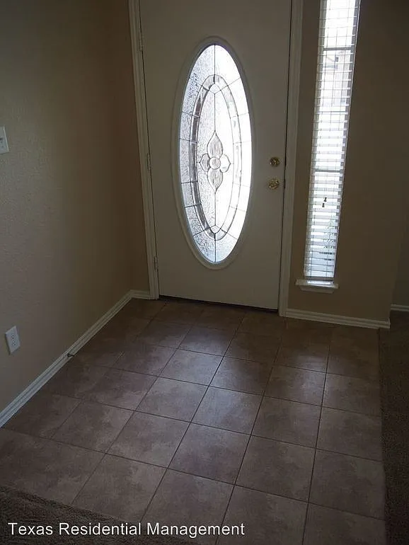 4 bed, 2.5 bath, 2035 sqft, $1,775 — Photo 2