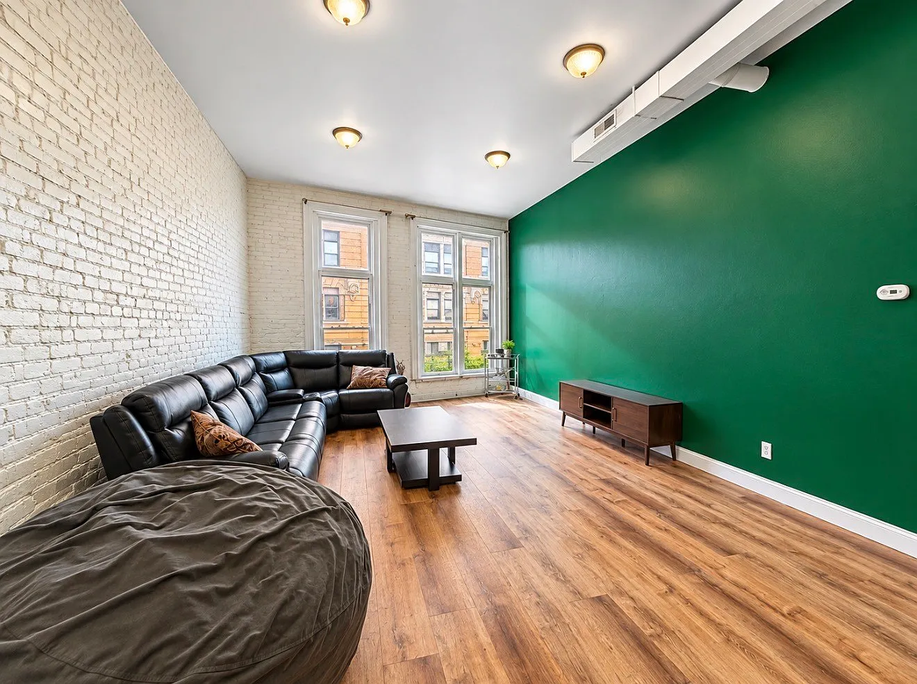 11 bed, 2.0 bath, 3200 sqft, $8,250 — Photo 4