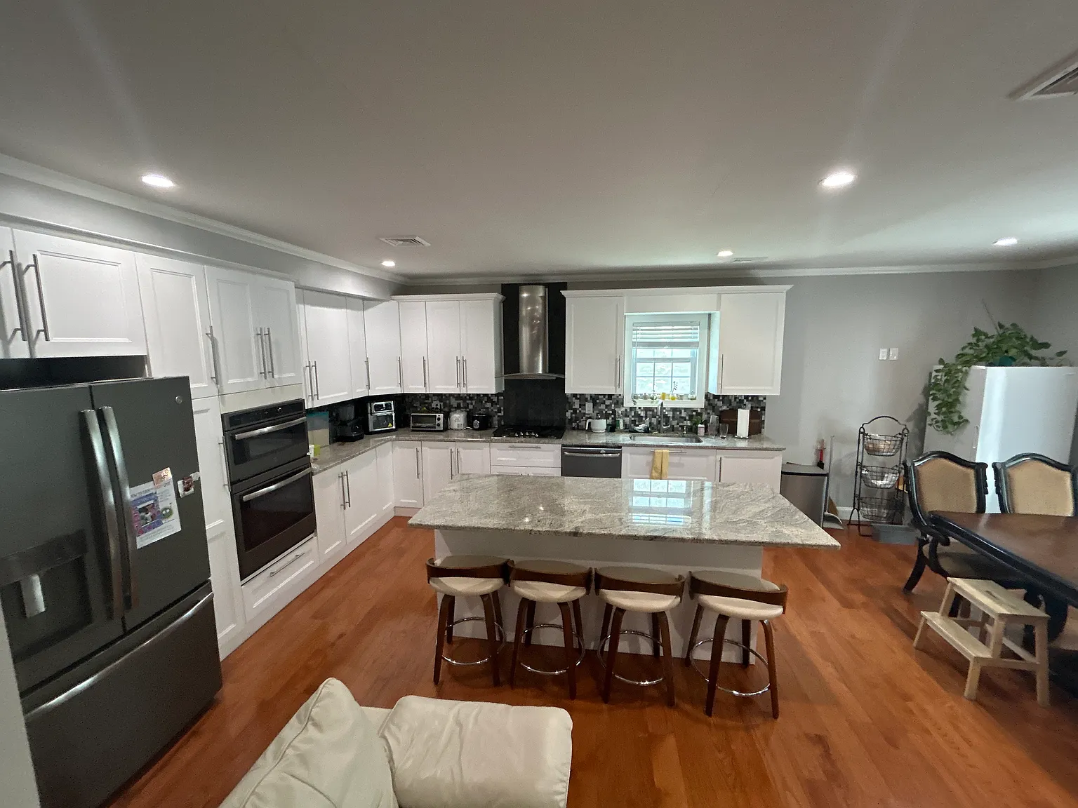 231 Hargreaves Ave — Photo 4