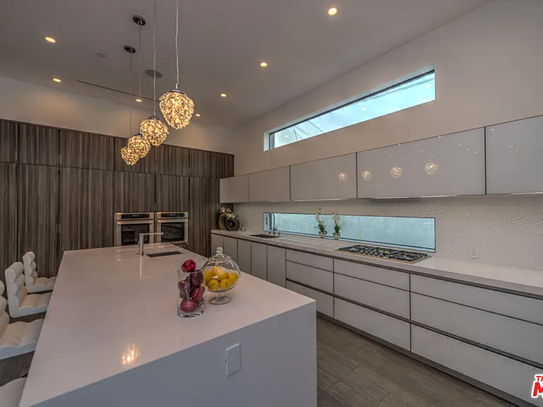 658 N Edinburgh Ave — Photo 11