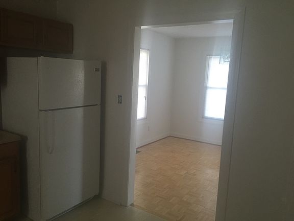 4th image of 944 Potomac Ave