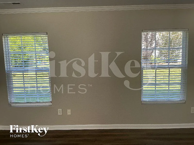 3 bed, 2.5 bath, 2113 sqft, $2,390 — Photo 3