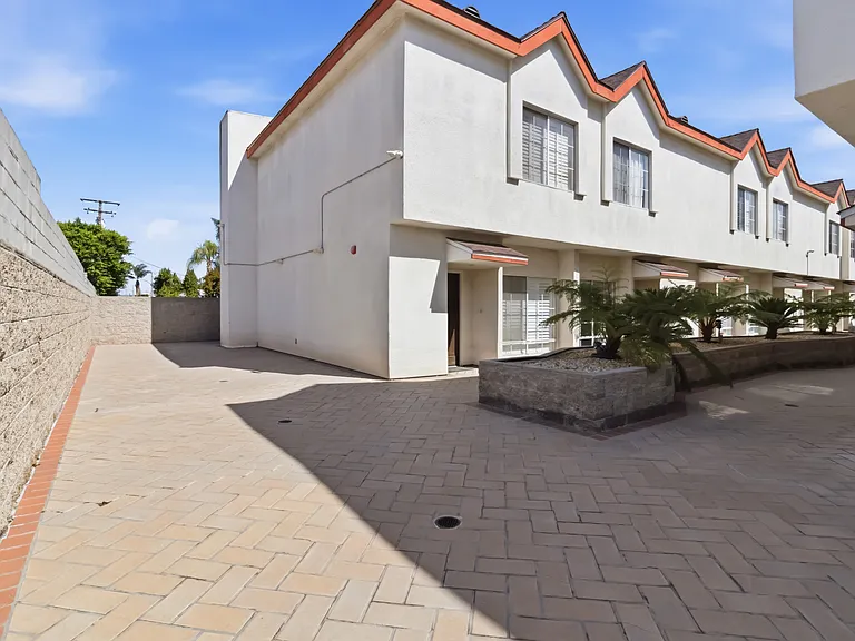 856 W Beach Ave — Photo 20