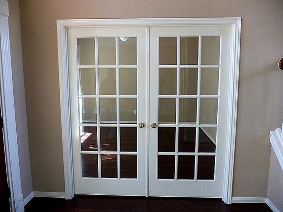 AS YOU ENTER THE HOUSE YOU FIND AN STUDY ROOM.