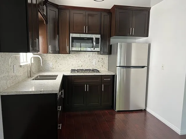1607 N Wilton Pl — Photo 13