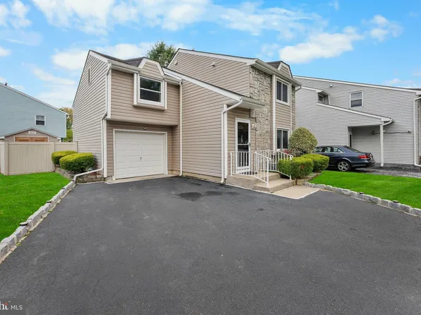 17 Winchester Dr, East Windsor, NJ 08520