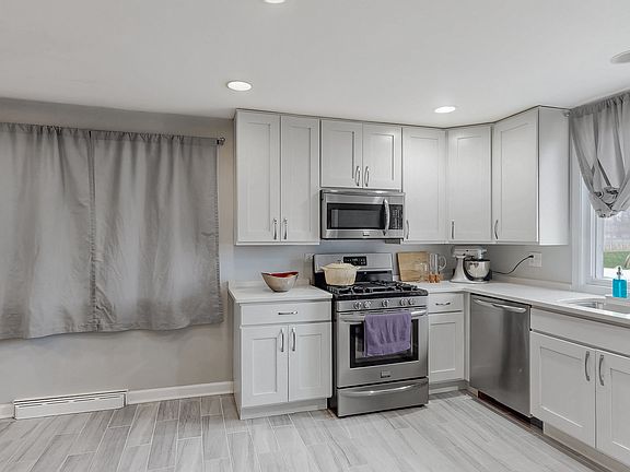 3rd image of 86 Broadway Ave