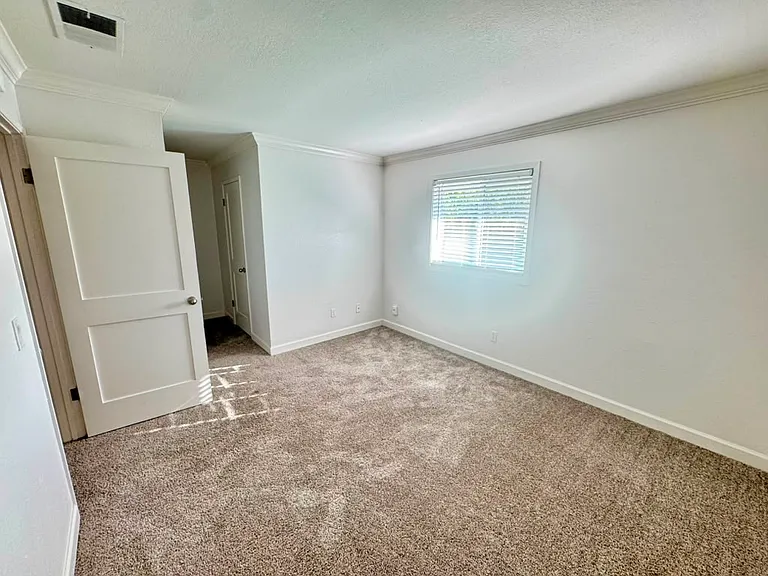 356 Robinson St #32 — Photo 6