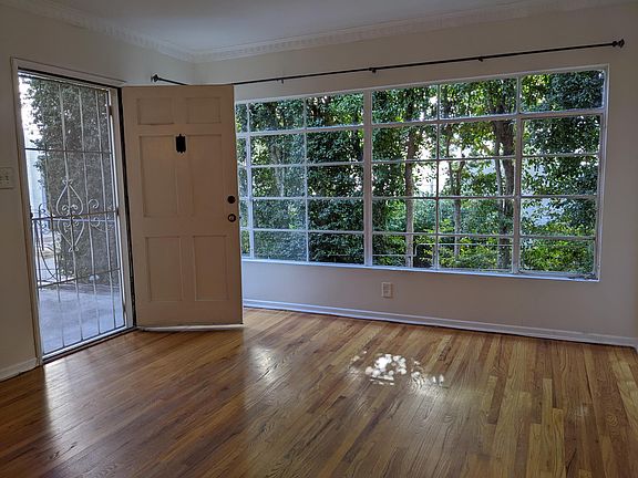 3rd image of 854 S Plymouth Blvd