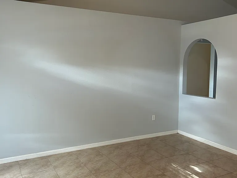 468 Biscayne Ln — Photo 2