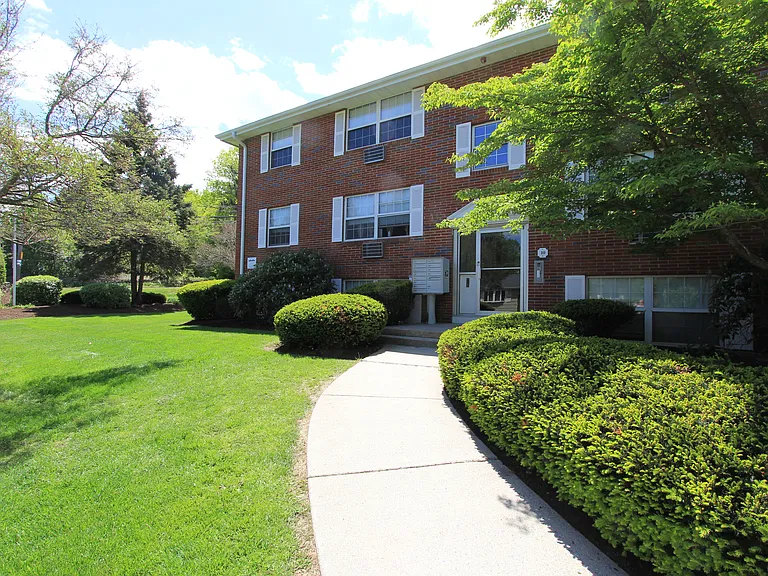 Westside Colonial — Photo 20