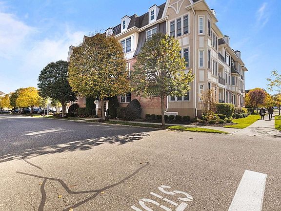 5th image of 298 Roosevelt Way #298