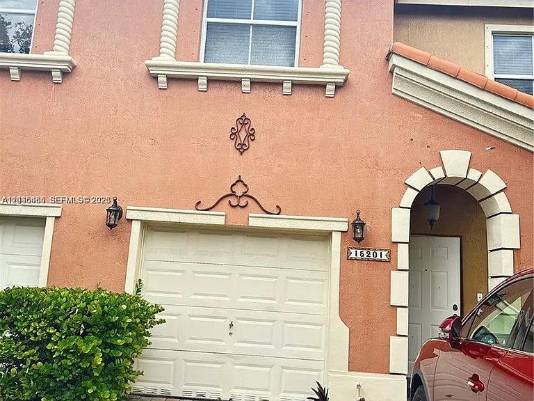 15201 SW 30th Ter #152 — Photo 4