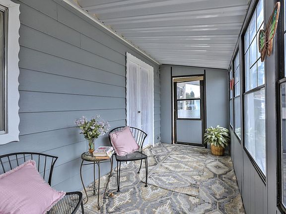4th image of 8 Creekside Dr #8