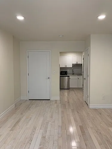 9 W 32nd St #4D Photo 1